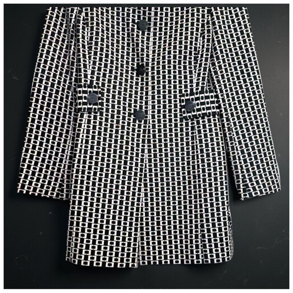 Classiques Entier Geometric Trench Coat | Timeless Tailored Elegance - Picture 9 of 12